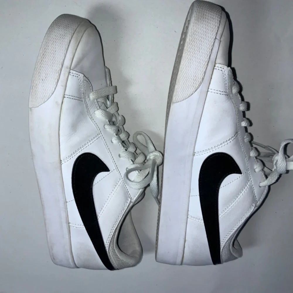 Nike Mens Match Supreme 631656-101 White leather Sneakers Sz 8 unisex